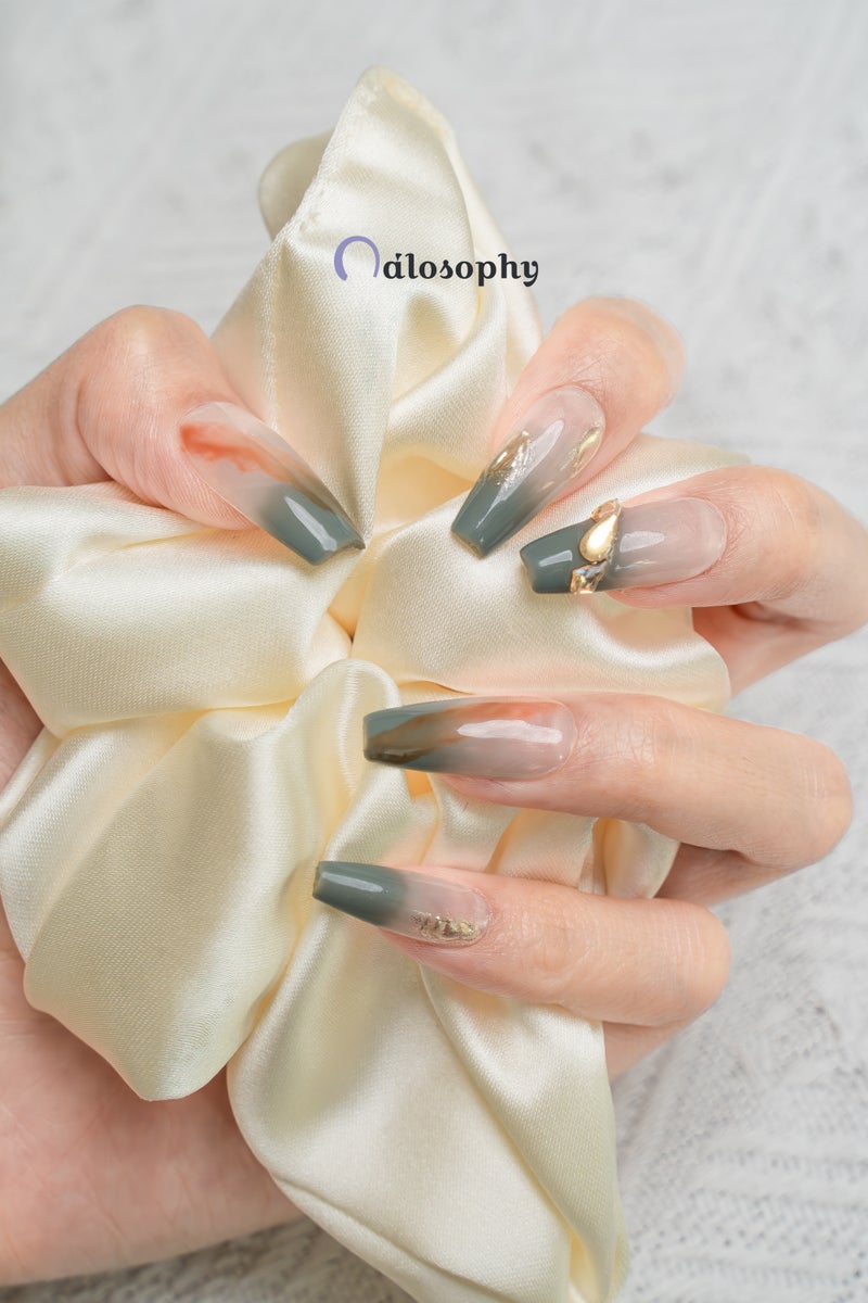 Nailosophy أظافر فاخرة مصنوعة يدويًا باللونين الأزرق الداكن والعنبر مع زينة ذهبية ثلاثية الأبعاد | شكل كوفين - Image 4
